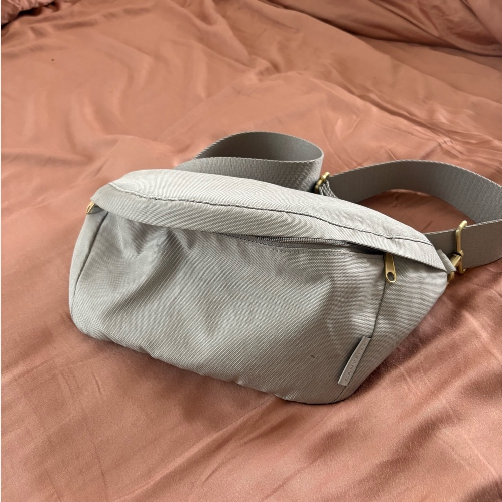 Canvelle Stylish Gray Crossbody Bag - amazing travel buddy!